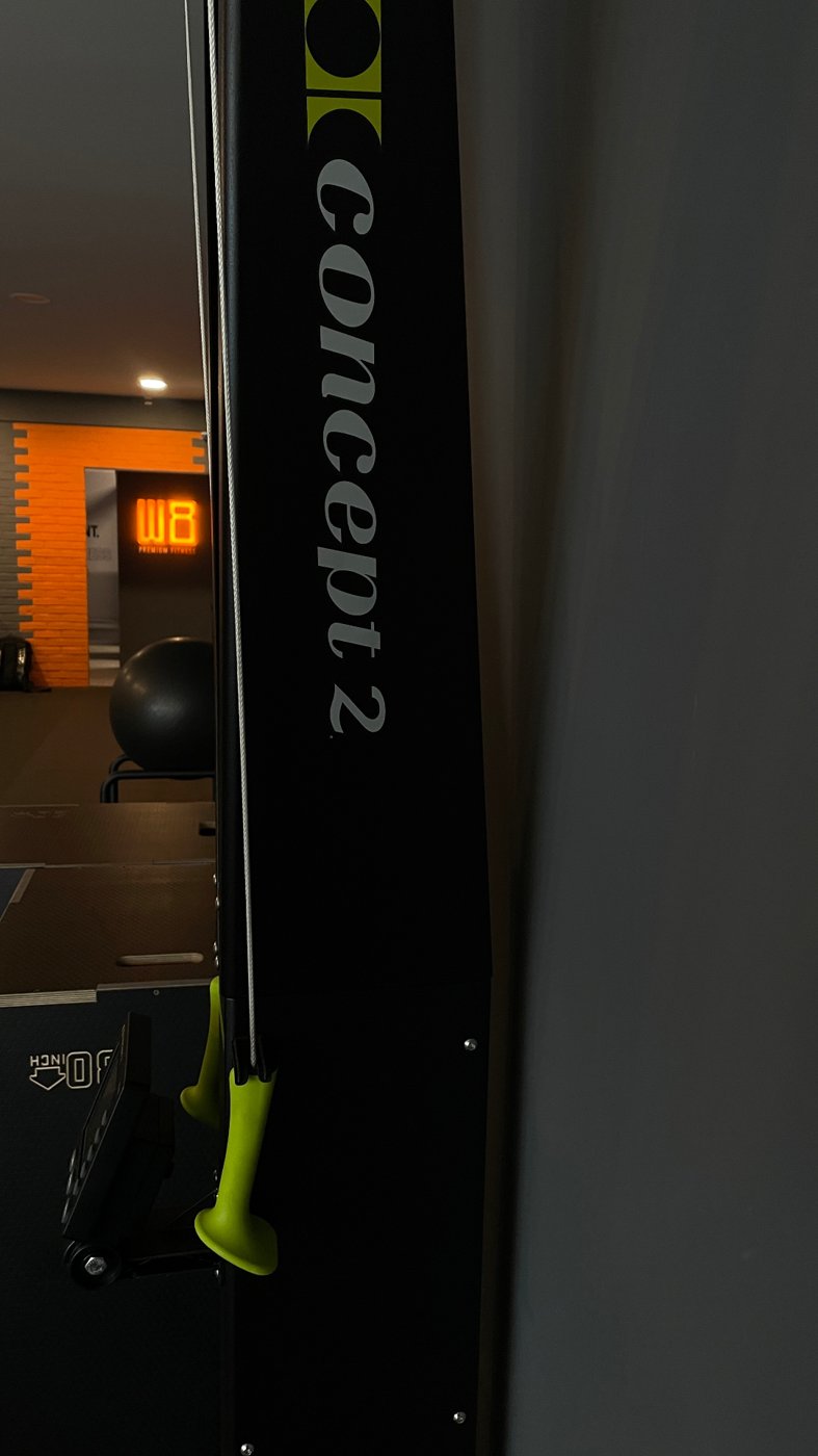 Equipamento de condição física junto ao letreiro iluminado W8